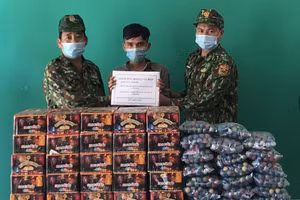 Đồn Biên phòng Ia Nan phát hiện và bắt giữ một đối tượng vận chuyển gần 100kg pháo nổ trái phép.