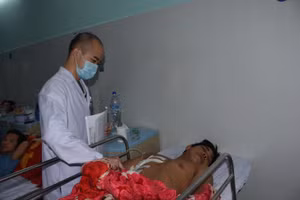 Bệnh nhân A Mun đang được theo dõi, điều trị tại bệnh viện.