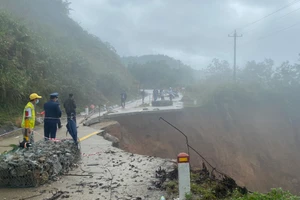 Đoạn đường bị sạt lở gây ách tắc giao thông.