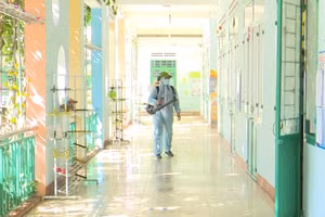 Tỉnh Gia Lai phun thuốc tiêu độc, khử trùng trường học để đón học sinh trở lại trường sau thời gian dài tạm nghỉ để phòng, chống dịch bệnh.