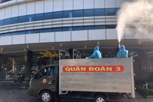 Lực lượng chức năng tỉnh Gia Lai tiến hành phun thuốc, khử trùng .