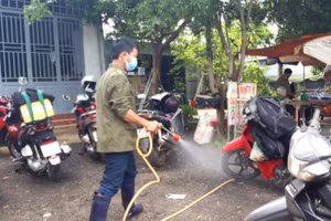 Lực lượng chức năng phun khử khuẩn phương tiện tại chốt cầu 110.