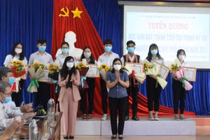 8 học sinh có thành tích xuất sắc trong Kỳ thi tốt nghiệp THPT 2021 được nhận Bằng khen của UBND tỉnh Kon Tum.