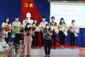 8 học sinh có thành tích xuất sắc trong Kỳ thi tốt nghiệp THPT 2021 được nhận Bằng khen của UBND tỉnh Kon Tum.