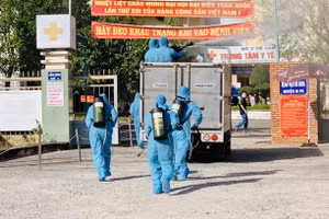 Lực lượng chức năng phun thuốc tiêu độc, khử trùng tại Trung tâm y tế huyện Ia Pa.