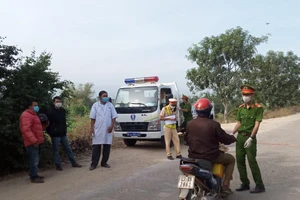 Lực lượng chức năng tỉnh Gia Lai lập chốt tại đường Đông Trường Sơn (huyện Ia Pa) để phòng, chống dịch bệnh.