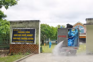 Lực lượng chức năng tỉnh Gia Lai tiến hành phun khử khuẩn. Ảnh minh họa.