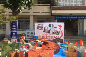 Những gian hàng trưng bày được trang trí thành các biểu tượng, mô hình đặc trưng của Việt Nam.