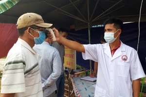 Ngành chức năng tỉnh Gia Lai đo thân nhiệt, sát khuẩn đối với người dân vào địa bàn tỉnh.