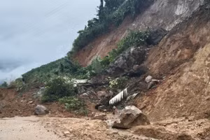 Ta luy dương và ta luy âm trên đường Trường Sơn Đông bị sạt lở nghiêm trọng.