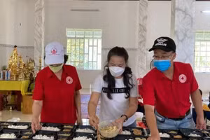 Những suất cơm được chuẩn bị để hỗ trợ cho người dân từ miền Nam về quê.