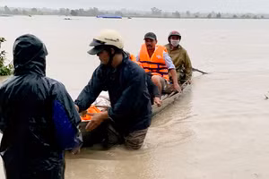 Lực lượng chức năng ứng cứu người dân bị mắc kẹt do mưa lũ.