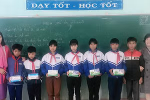 Cô Nguyễn Thị Hoàn (bên trái) trao tặng hơn 3.000 hộp khẩu trang cho học sinh nghèo.