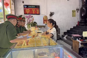 Công an tuyên truyền tới người dân thủ đoạn lừa đảo mới. (Ảnh:CATH)