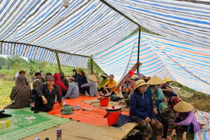 Người dân dựng lều tập trung nhiều ngày để phản đối xây dựng khu tập kết rác ở thôn 5 Bình Hoà. (Ảnh: NT)