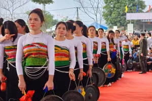 Hơn 400 chiếc cồng chiêng do những người phụ nữ Mường xướng lên vang vọng núi rừng trong lễ hội Mường Khô. 