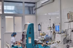 Bệnh nhân C.V.T đang hôn mê. (Ảnh: NT).