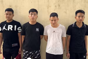 4 thanh niên bắt giữ người trái pháp luật. (Ảnh: CATH).