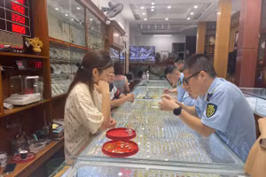 Cơ quan chức năng kiểm tra đột xuất cơ sở kinh doanh vàng bạc Ngọc Minh. (Ảnh: HM)