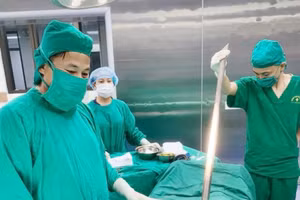 Bệnh nhân B. nhập viện trong tình trạng bị xà beng đâm xuyên thành bụng. 