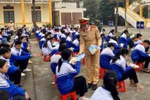 Công an TP Thanh Hoá tuyên truyền luật an toàn giao thông cho học sinh. (Ảnh:CATH)