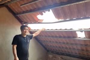 Đá văng khiến thủng hàng chục mái nhà dân. (Ảnh: NT)