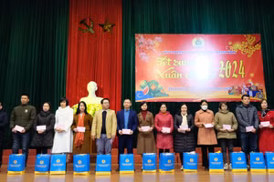 Công đoàn ngành Giáo dục Thanh Hoá tổ chức chương trình "Tết sum vầy - Xuân chia sẻ" cho cán bộ nhà giáo, người lao động. (Ảnh: NT).