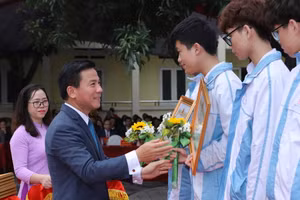 Bí thư Tỉnh ủy Đỗ Trọng Hưng trao Bằng khen của Chủ tịch UBND tỉnh và tặng hoa cho học sinh đoạt giải Nhất kỳ thi học sinh giỏi Quốc gia THPT năm học 2023-2024. (Ảnh: NT)