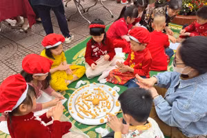 Học sinh được trải nghiệm làm các loại bánh. (Ảnh:NT)