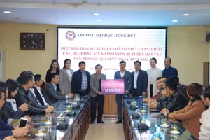 Trường ĐH Hồng Đức nhận tiền ủng hộ trong vụ cháy nhà xe.