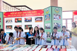 Học sinh hào hứng đọc sách trong ngày lễ phát động Ngày sách và Văn hoá đọc năm 2024. (Ảnh: NT).