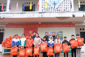 Báo GD&TĐ trao hơn 100 suất quà Tết đến học sinh Trường THCS Giao Thiện (huyện Lang Chánh). (Ảnh: NT)