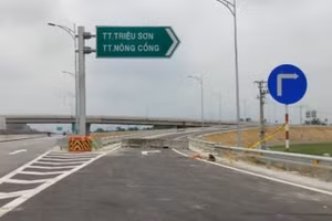 Nút giao Đồng Thắng tạm dừng sau 2 ngày đấu nối. 