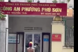 Nam thanh niên hùng hổ cầm gậy sắt xông vào trụ sở công an phường Phú Sơn. (Ảnh: cắt từ clip)