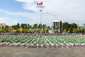 Hàng nghìn học sinh tham gia Ngày Olympic trẻ em và phát động toàn dân phòng chống đuối nước. (Ảnh: NT)