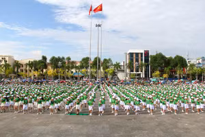 Hàng nghìn học sinh tham gia Ngày Olympic trẻ em và phát động toàn dân phòng chống đuối nước. (Ảnh: NT)