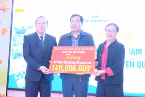 Gia đình tiến sỹ Lê Xuân Thảo - Lê Bích Thắng ủng hộ Quỹ Khuyến học huyện Quan Sơn 100 triệu đồng. (Ảnh: NT)