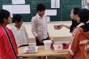 Học sinh Trường THCS Ngọc Tụ trong một giờ thực hành, sử dụng thiết bị.