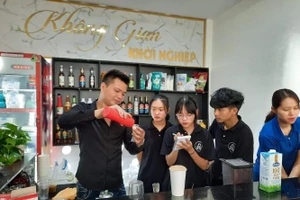 HS Trường THPT số 1 thành phố Lào Cai (Lào Cai) hứng khởi cùng dự án khởi nghiệp “Lc1 pha chế Bartender”. Ảnh: NTCC