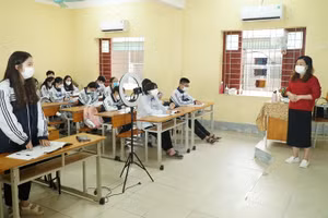 Lớp 12A1 Trường THPT Hà Huy Tập livestream để các bạn không đi học trực tiếp có thể theo dõi bài giảng.