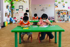 Lớp học vắng vẻ sau khi xuất hiện các ca nhiễm Covid-19 trong cộng đồng. 