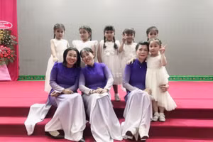 Cô Lê Thị Huỳnh Mai (giữa) cùng đồng nghiệp và các em học sinh.