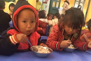 Bữa trưa ấm lòng học trò nhỏ vùng khó.