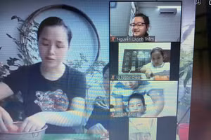 Cô giáo Phan Thiên Hương hướng dẫn học sinh trồng cây từ củ cà rốt.