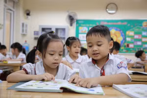 Học sinh lớp 1 Trường TH Thăng Long (Hoàn Kiếm, Hà Nội) học bằng bộ SGK mới. Ảnh: Thế Đại 