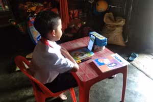 Em Y Vui Bkrông, lớp 4B Trường Tiểu học Ngô Gia Tự (huyện Krông Pắc) bên lớp học online của thầy Quang.