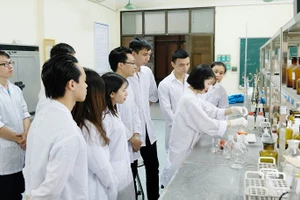 Sinh viên thực hành nghiên cứu khoa học trong Phòng thí nghiệm (Trường Đại học Giao thông Vận tải).