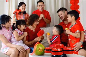 Mẹ chồng giữ lại ăn cơm tối ngày Tết, tôi sợ đến mức vội vã lắc đầu rồi chạy thẳng