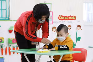 Cô giáo Trường Mầm non Tiên Tân hướng dẫn trẻ bài học khi trở lại trường.