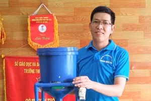 Thầy Nguyễn Minh Vương và chiếc máy “2 trong 1”.